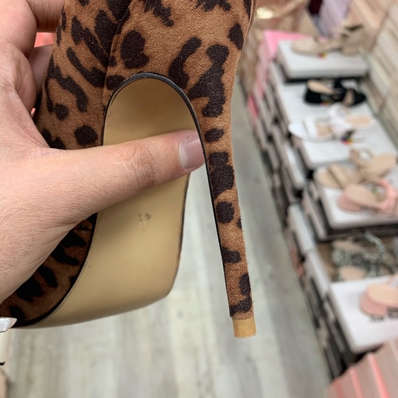 Leopard Print Closed Toe Pointed Stiletto Court Pumps - Picture 9 of 10